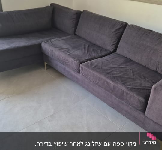 ספה אפורה על רצפת אריחים